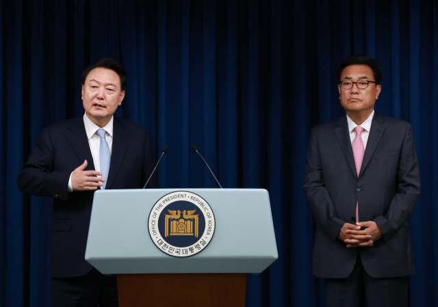 윤석열 대통령이 22일 서울 용산 대통령실 청사에서 직접 정진석 신임 대통령 비서실장을 소개하고 있다.